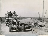 1943-05-03 British  artillerymen pausing at Tunis sign1