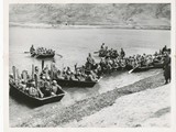 1952-17-11 Trainees enbarks at beach1