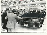 1982-23-02 GM employees checking out the new Ford racingcar1